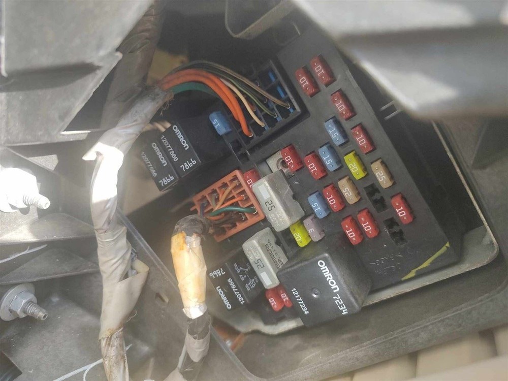 YUKON     2002 Fuse Box Cabin 6640