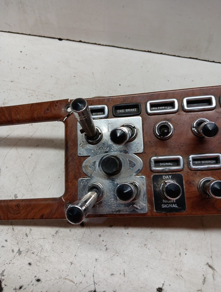 Peterbilt 379 Dash Switch Panel 17-04241-1F20 C (broken trim) #1792