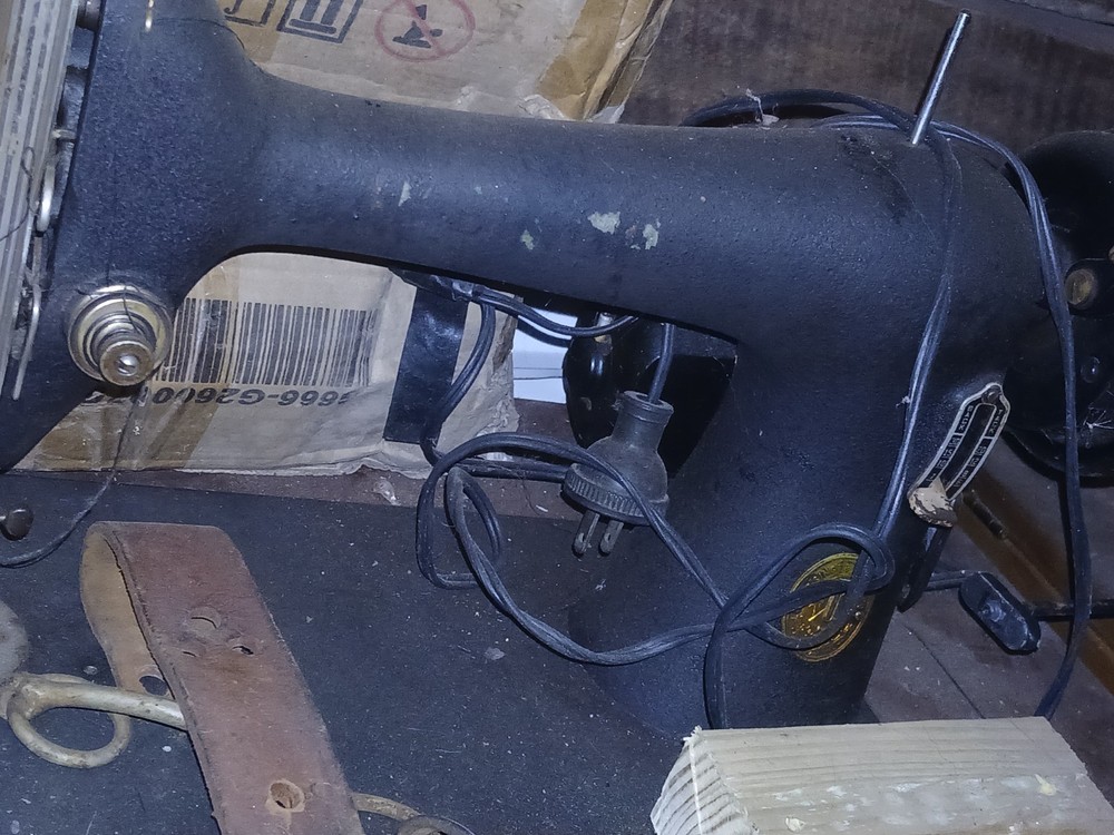 singer sewing machine 1945 In Table Working Condition