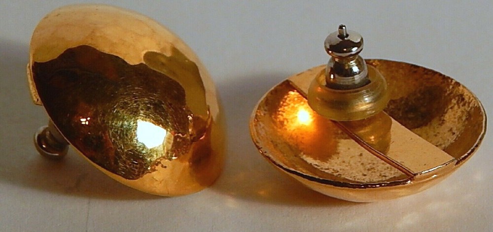 HAMMERED BUTTON GOLDTONE/PLATE EARRINGS PIERCED
