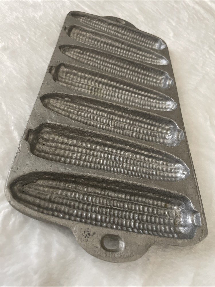 Vintage Cast Aluminum 7 Ear Cornbread Muffin Pan