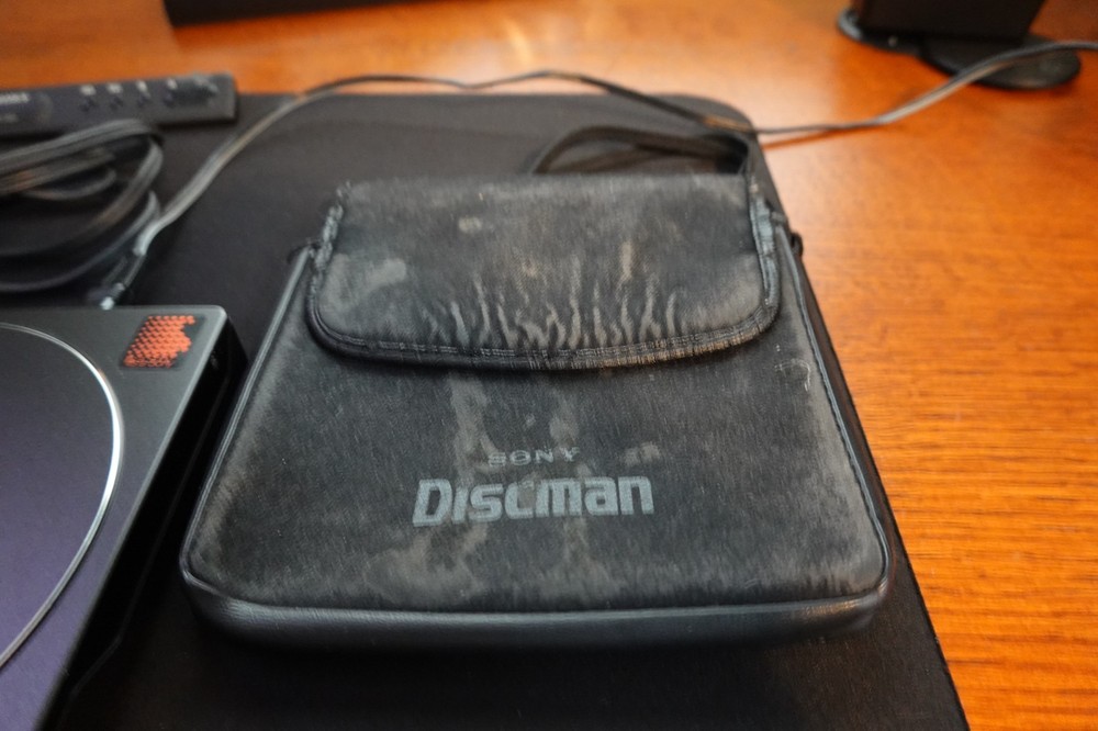 Sony D-25 Discman Personal CD Player Working W/ original accessories