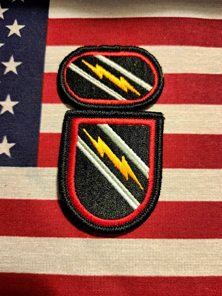 7TH PSYCHOLOGICAL OPERATIONS AIRBORNE BERET FLASH & PARA OVAL PATCH M/E