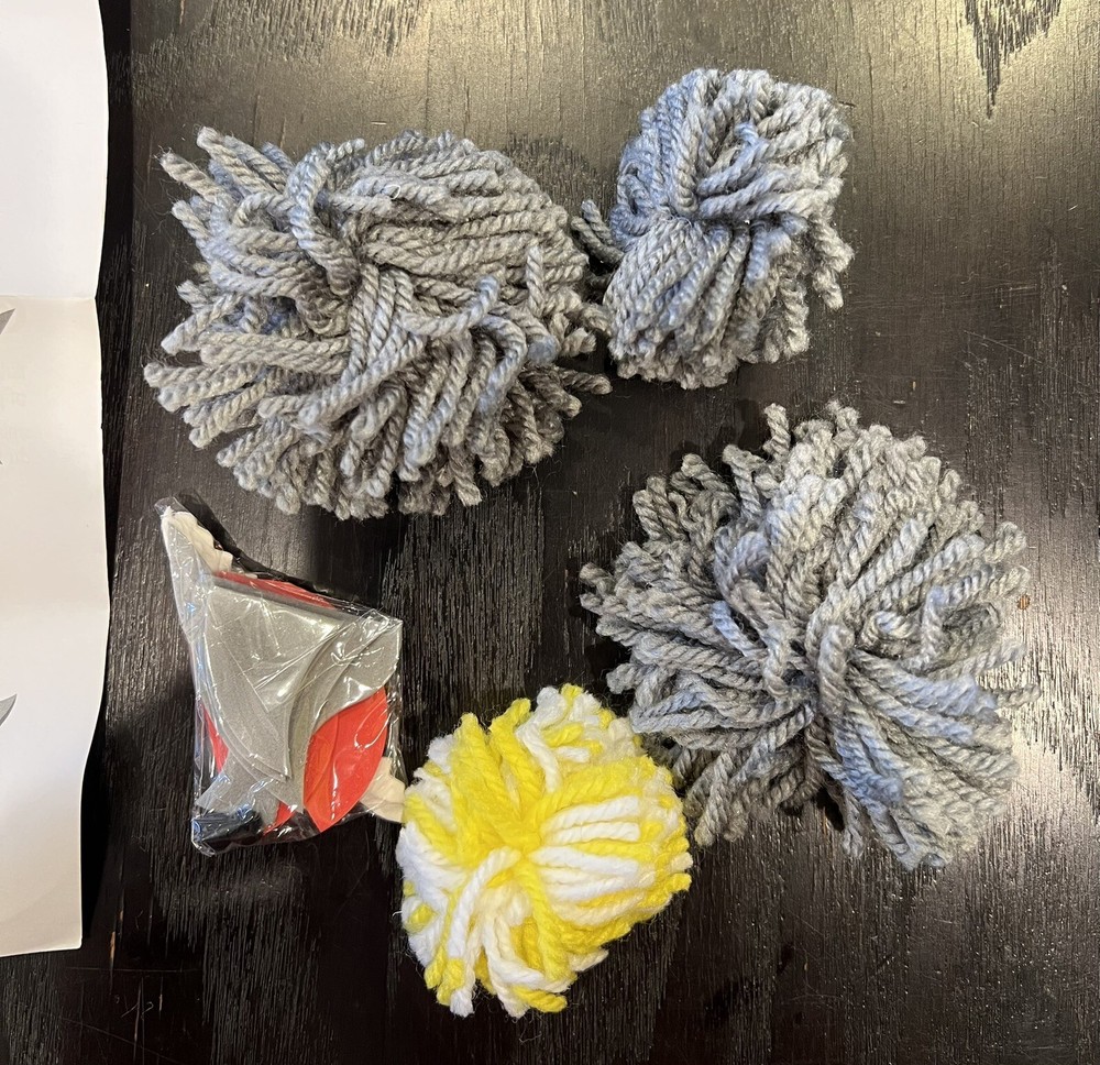 Shark Requin Cuddly Pom Kit