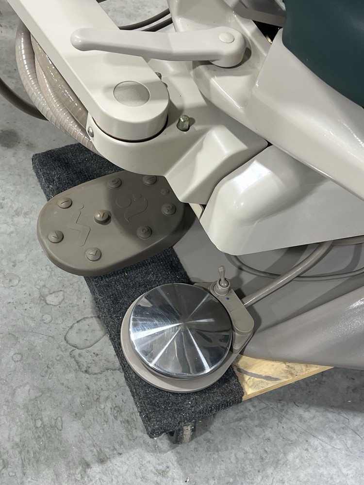 ADEC 1040 Dental Chair, Radius Delivery, Cuspidor, Asst’s Pkg & Light. Clean!!!