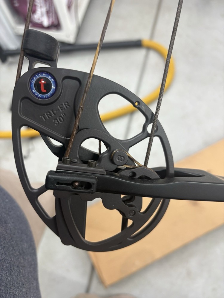 Mathews Triumph Target Compound Bow 65lbs 30in Black Right Hand