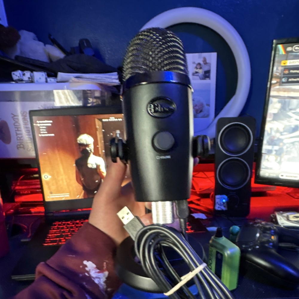 Blue Yeti USB Microphone Black, Mute Switch, Adjustable Gain, Freestanding