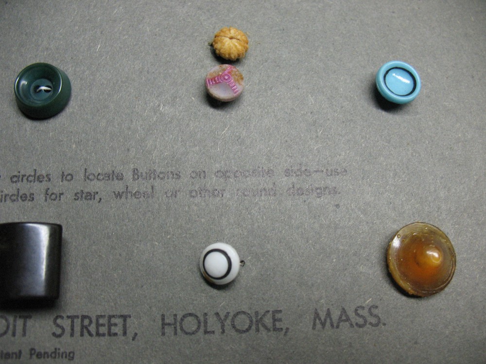 ANTIQUE BUTTONS (41) COUNT MIXED MATERIALS