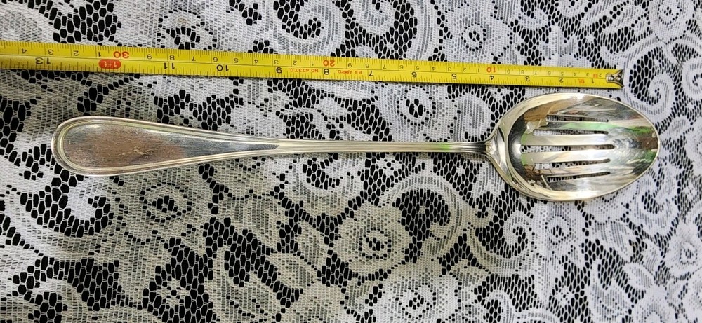 INTERNATIONAL SILVER GROVED BORDER PLAIN "13" SLOTTED SERVING SPOON 🍛