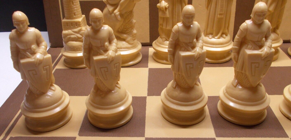 Vintage E. S. Lowe Renaissance Chessmen 1959