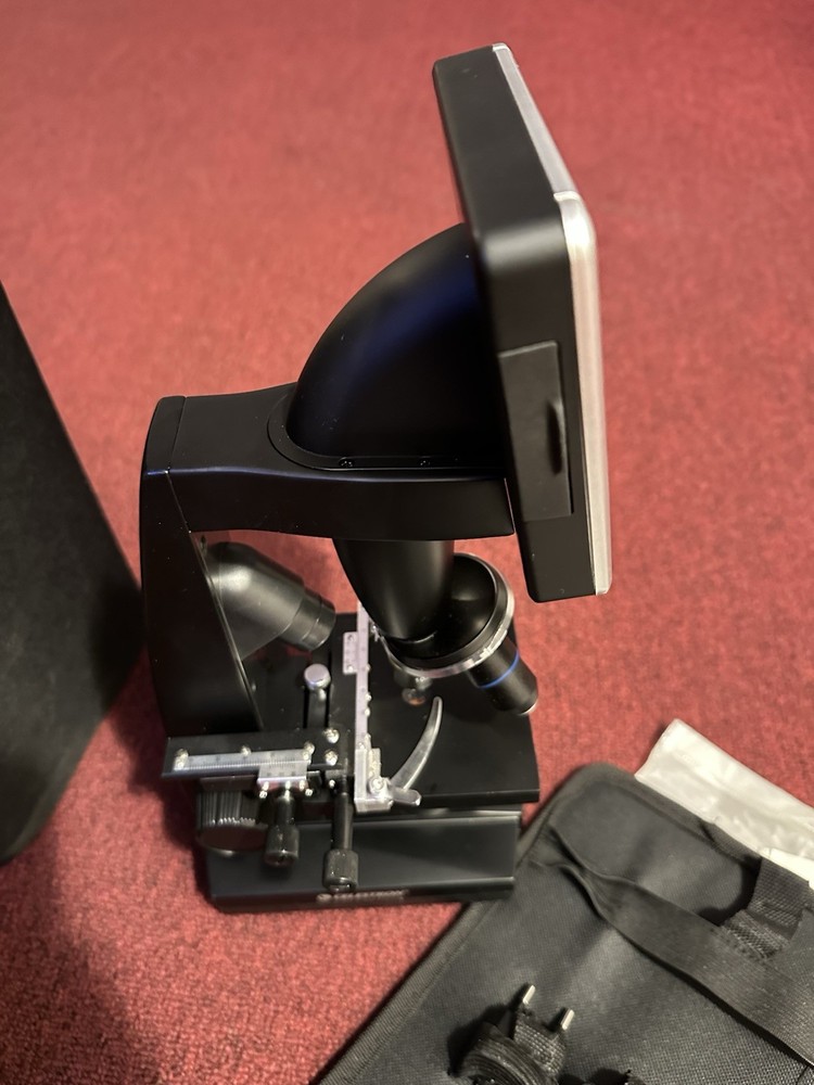CELESTRON 44340 3.5" LDM LCD DIGITAL MICROSCOPE WITH MANUAL & CASE