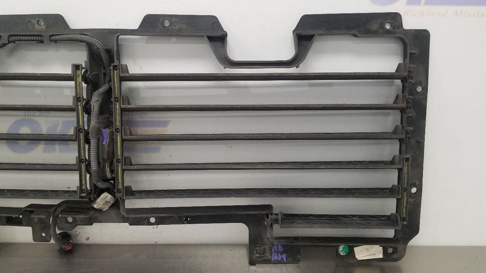 18 GMC YUKON 5.3L AIR SHUTTER