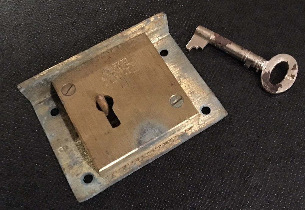 AN ANTIQUE J. PARKES & SON LTD, WILLDENHALL SOLID BRASS CABINET LOCK AND KEY