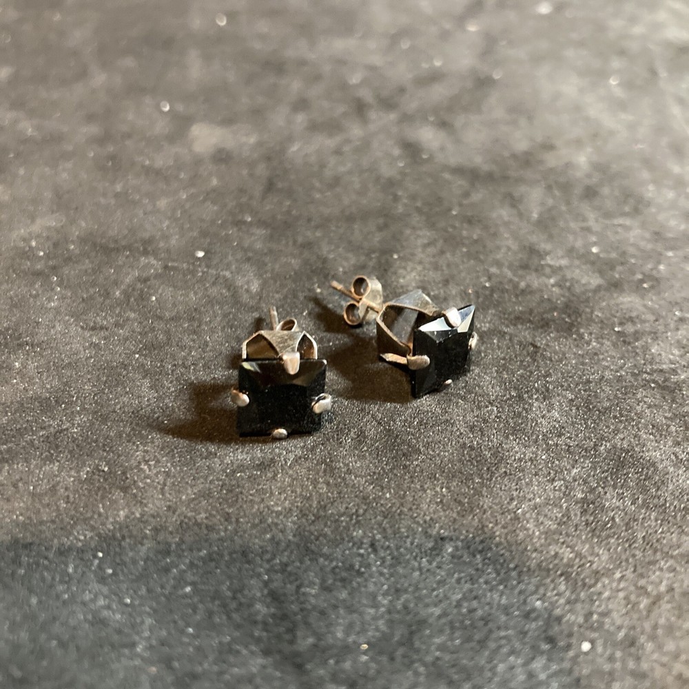 Vintage sterling silver black stud earrings b121