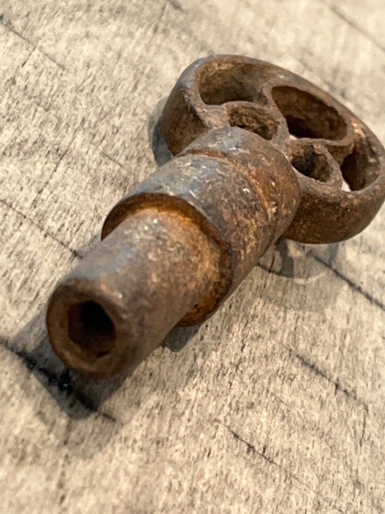 Georgian rustic iron padlock openwork bow key 080124@