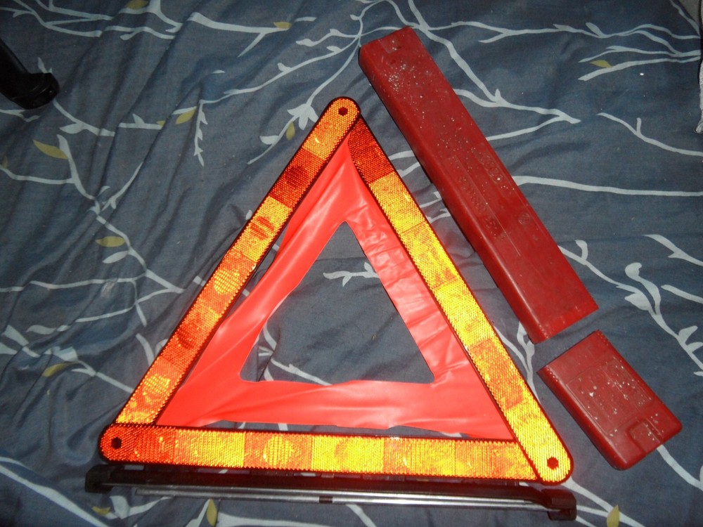 GENUINE AUDI WARNING TRIANGLE  ISSED BY AUDI