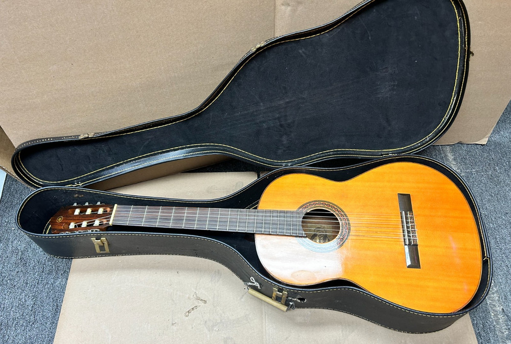 Yamaha G85A Classical Guitar with case (read description)