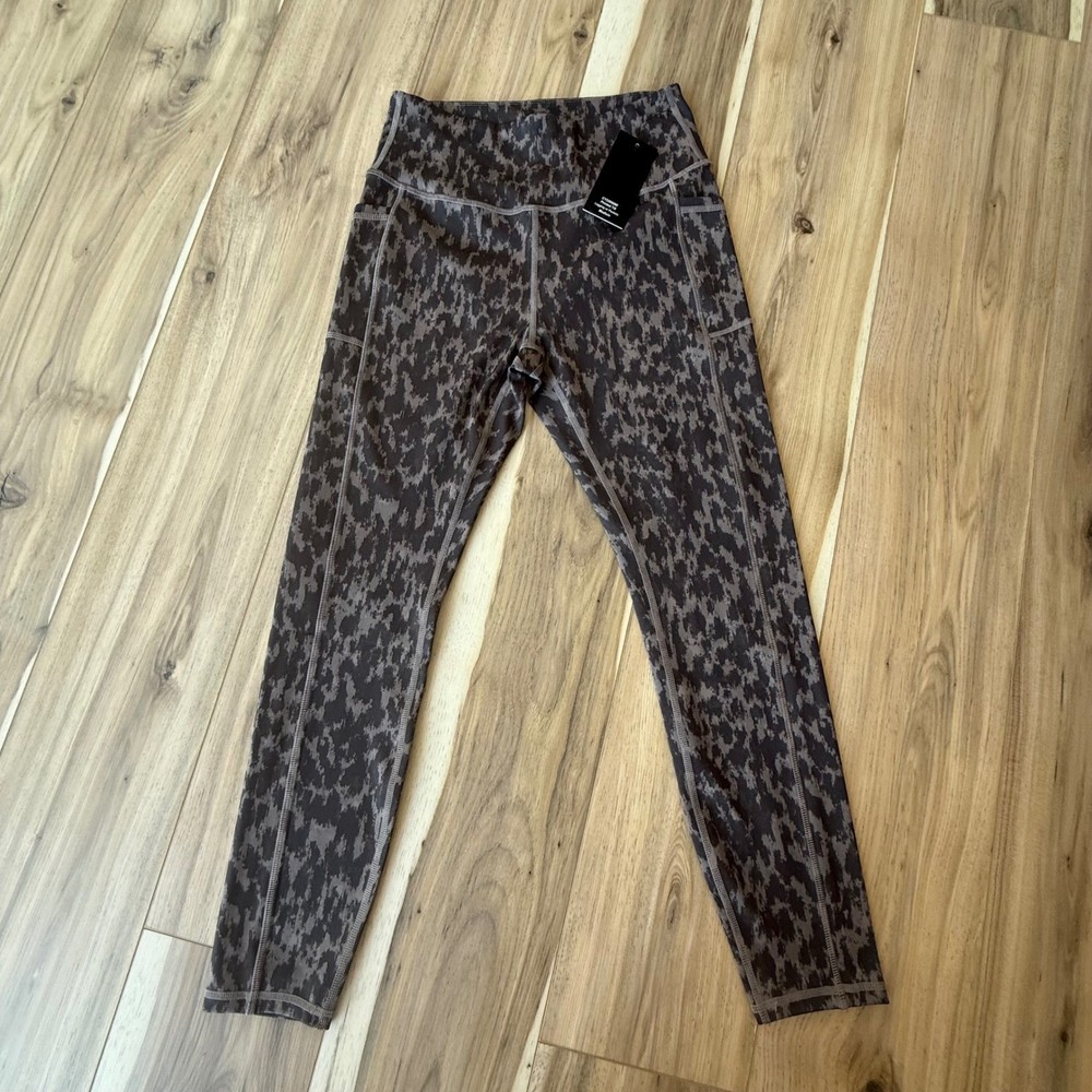 LegEnd Active Printed 7/8 Leggings with Pockets Medium Leopard Print Gray