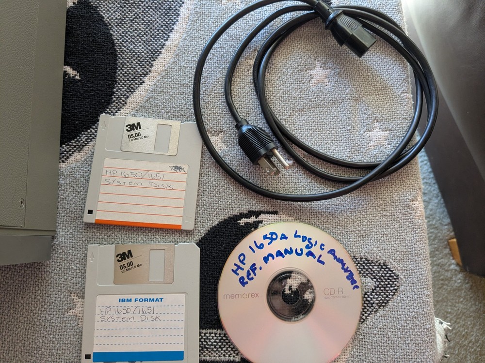 HP1650A Logic Analyzer Hewlett Packard Powers up incld Operating disk+manual DVD