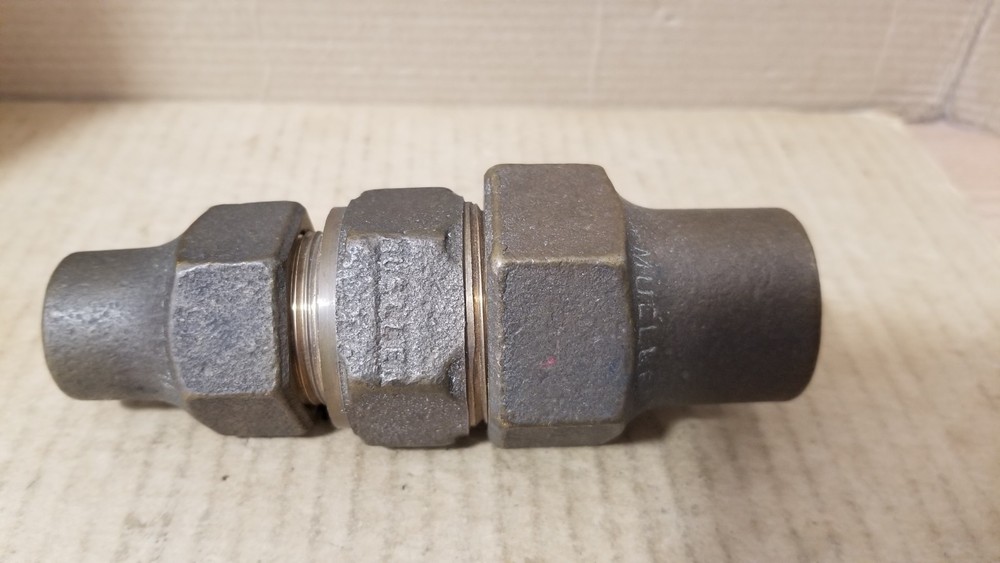 Mueller Straight Coupling with threaded Copper Flare Nut