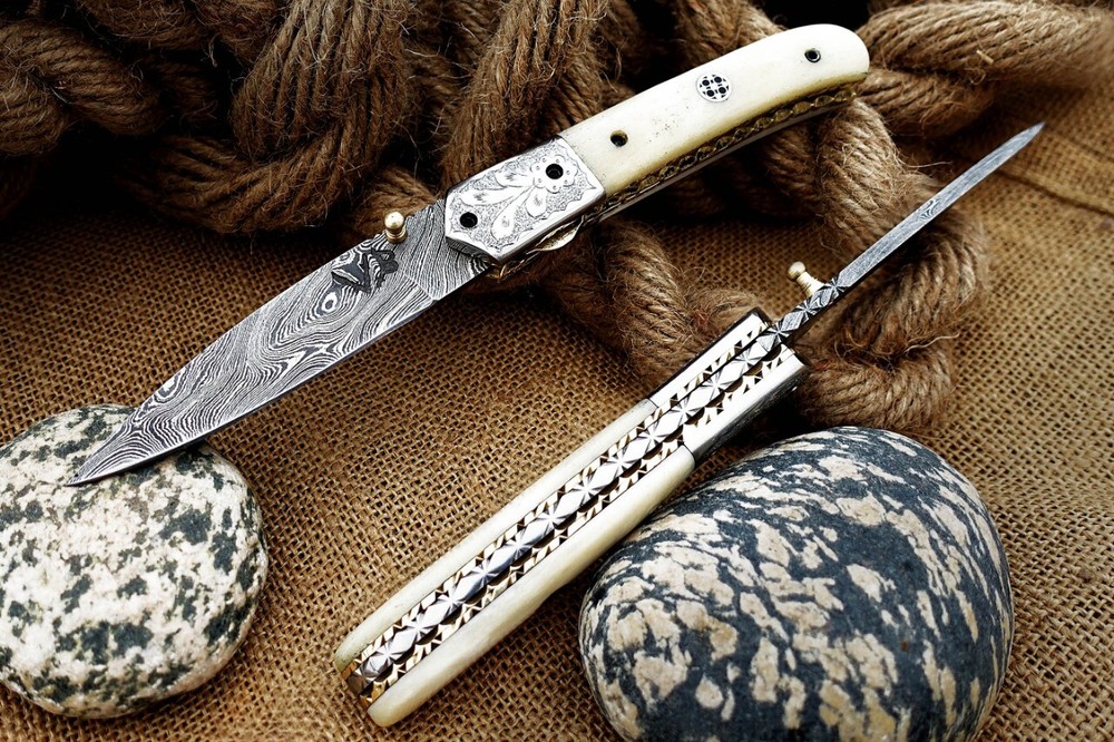 Handengraved Damascus folding with inner lock handle is made of camel