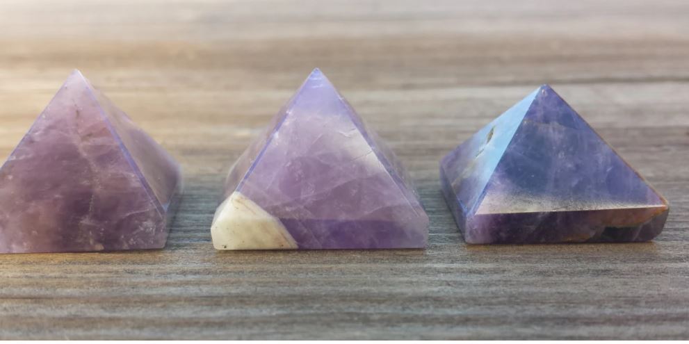 NATURAL AMETHYST SMALL GEMSTONE PYRAMID 20-22mm