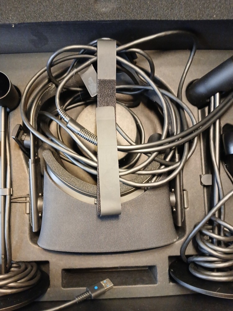 Meta Oculus Rift PC Virtual Reality System - Black (301-00095-01)