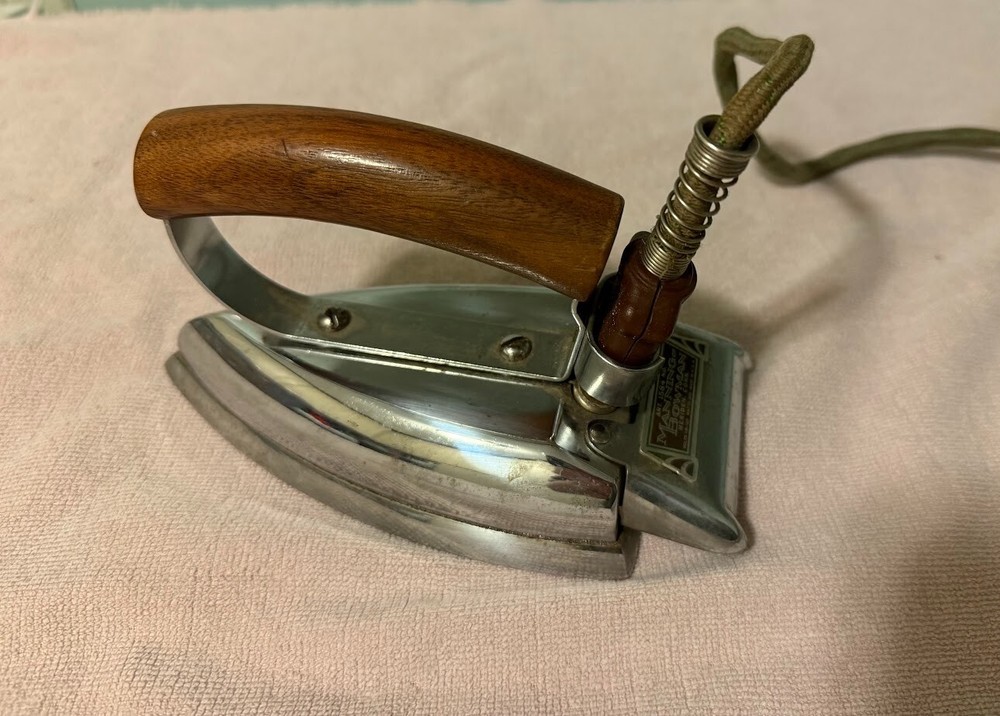Vintage Manning Bowman Iron with Cord