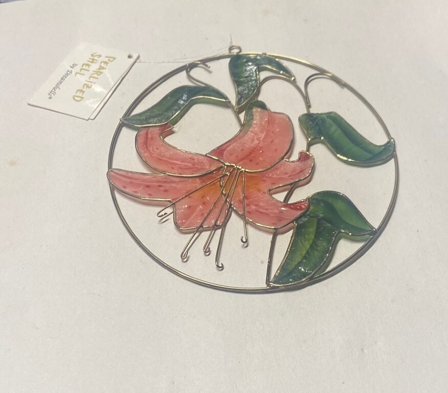 Peralized Shell suncatcher Lilly 6"