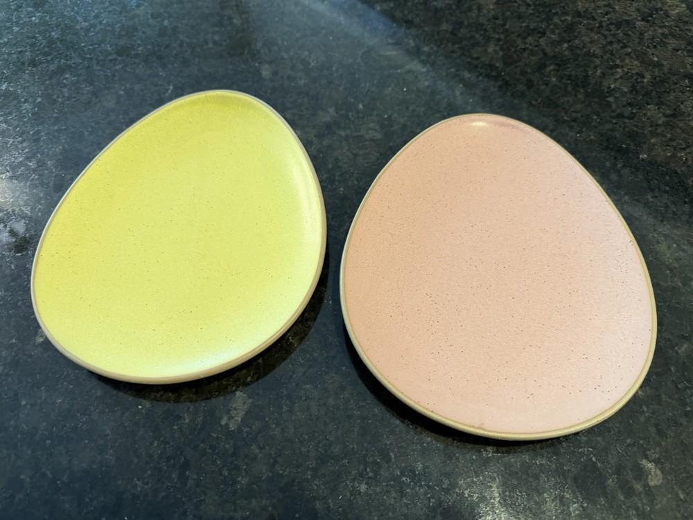 NWT Two Egg Shaped stoneware salad Plates-perfect for Appetizers Or Easter