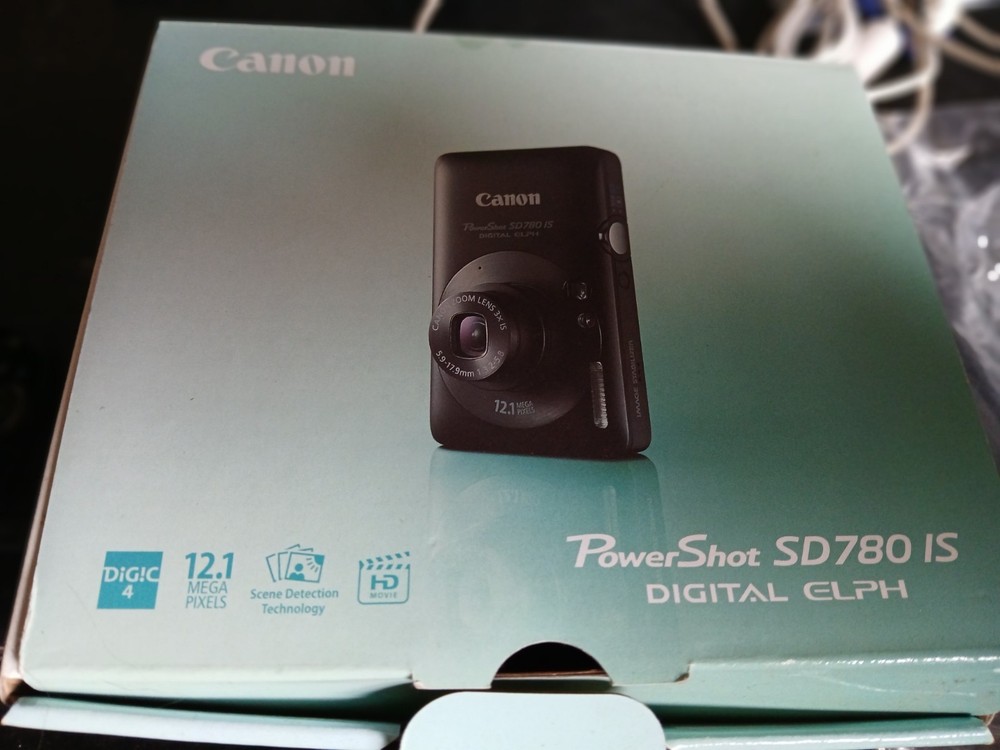 Canon PowerShot SD750 Digital Elph Camera