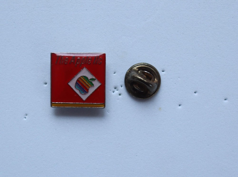 VINTAGE APPLE COMPUTER APPLE IIC LAPEL PIN PINBACK