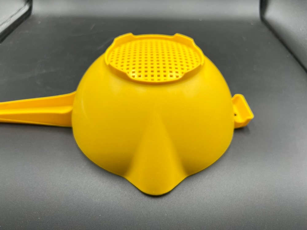 Tupperware Large 2 Qt Yellow Colander Strainer with handle 1523-1