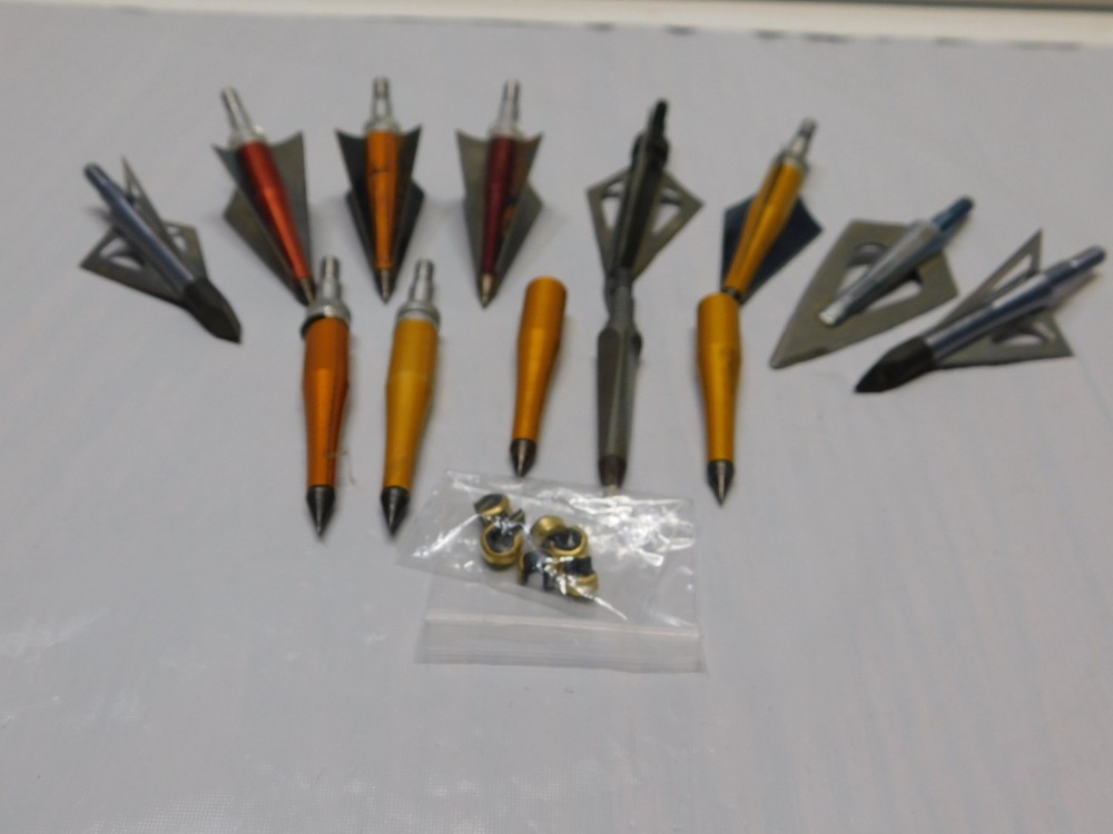 LOT OF 8 FIXED BROADHEADS