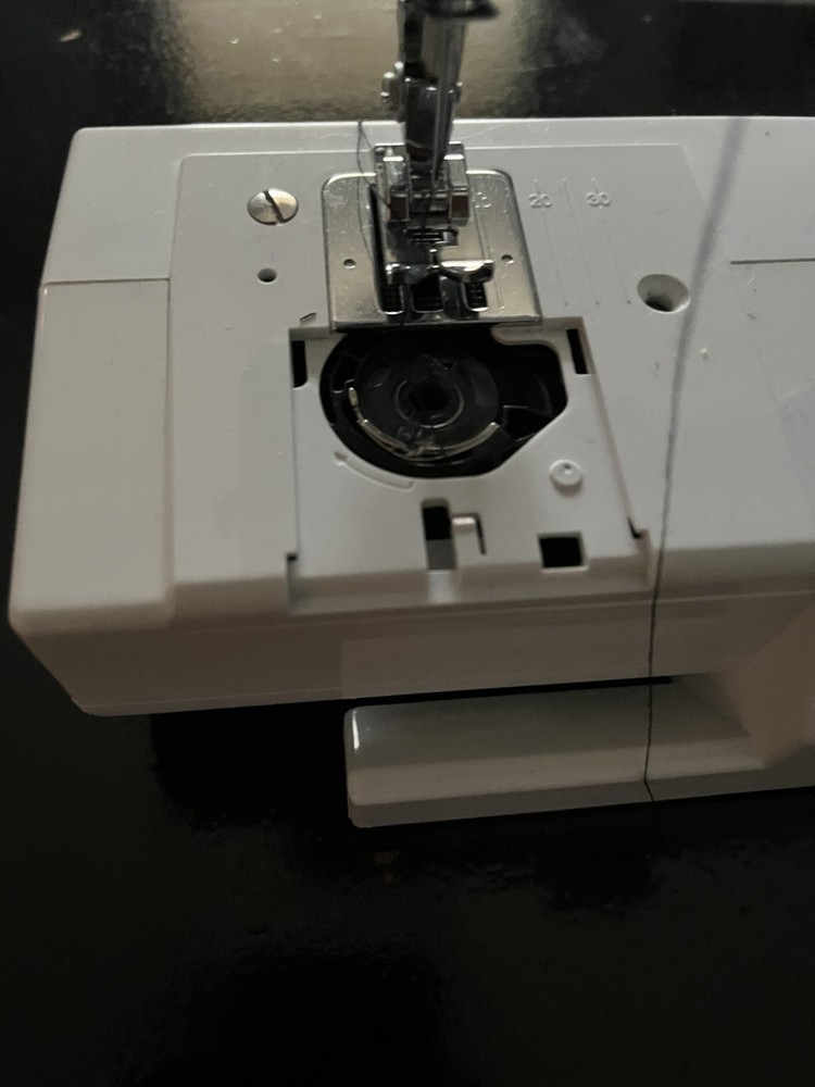 SINGER M1000 Mending Machine 32 Stitch Applications LED Light (Black)