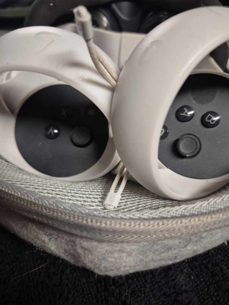 Lightly Used Meta Quest 2 No Issues Comes With A Travel Case