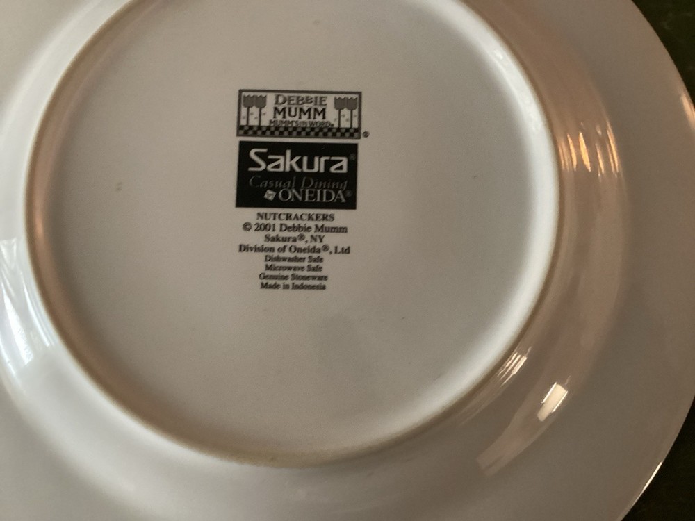 Debbie Mumm Set Of 2 Oneida 2001 Sakura Nutcracker Pattern Salad/ Dessert Plates