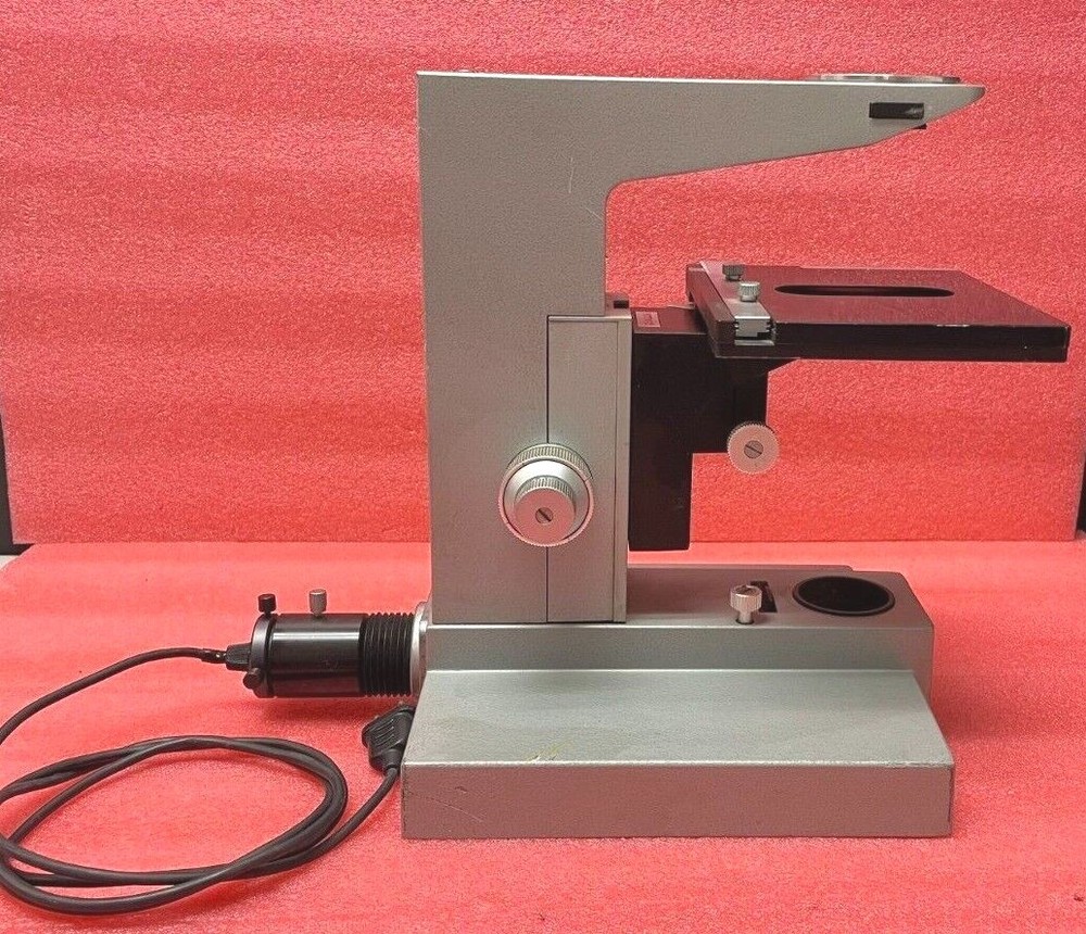 LEITZ MICROSCOPE WITH DIALUX TABLE (FOR PARTS OR REPAIR)
