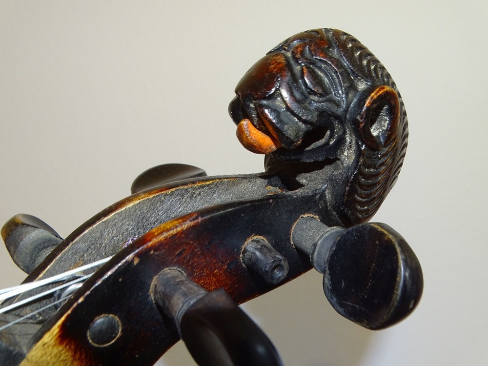 VIOLIN WITH LION HEAD - labelled JACOBUS STAINER (Nr. 522)