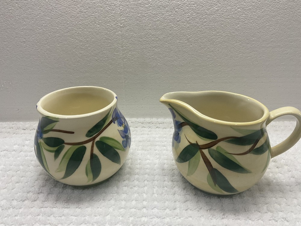 2002 Gail Pitman /Cream & Sugar Set/3” / Green. .unknown Pattern