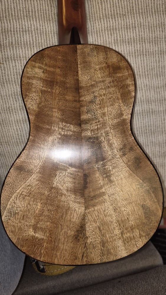 Mele 8-String Handcrafted Mango Ukulele Natural Finish with Hard Case