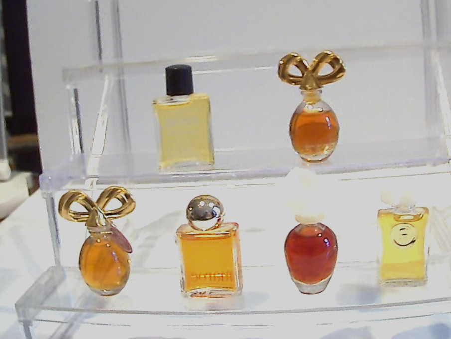 6 VINTAGE MINI PERFUME BOTTLES