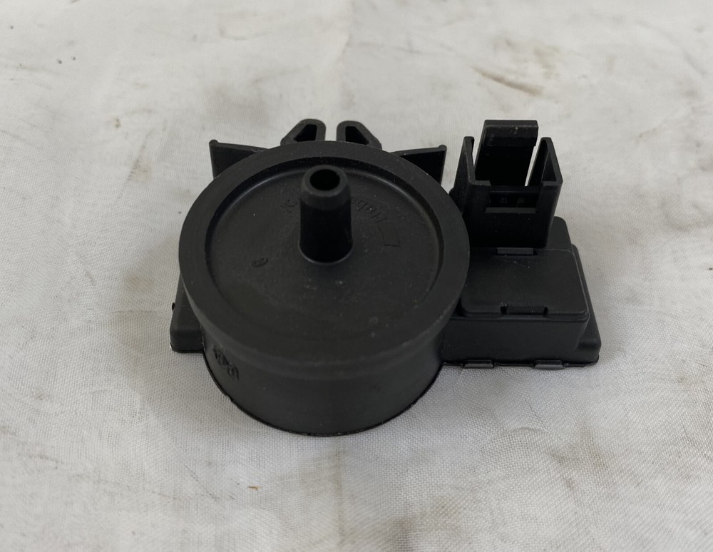 HOBART 775866-202 PRESSURE TRANSMITTER SWITCH, SILVER BACK, USED