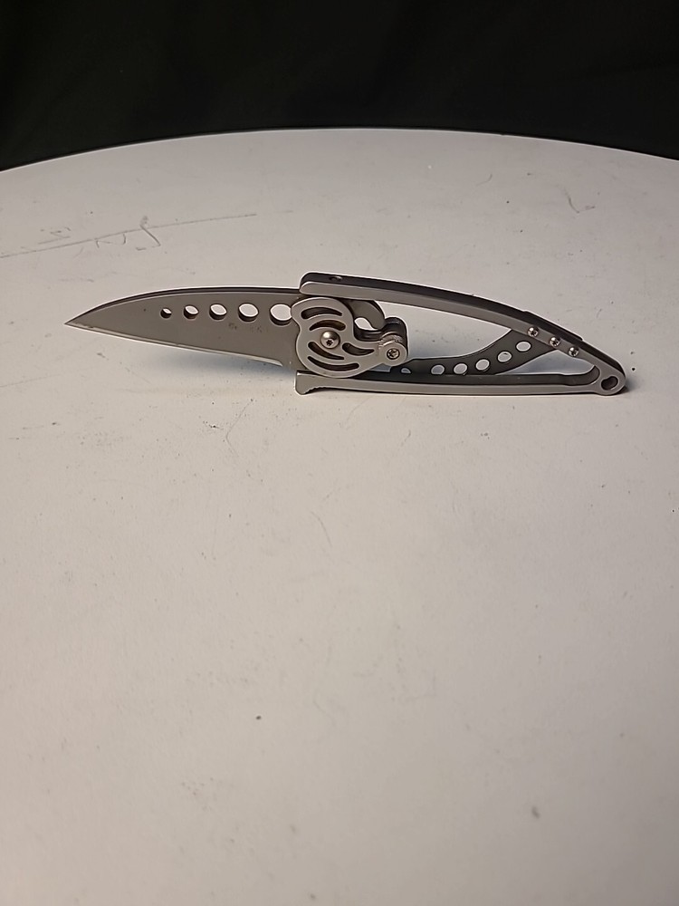 Von Hoy crkt knife Opens from side outward both ways