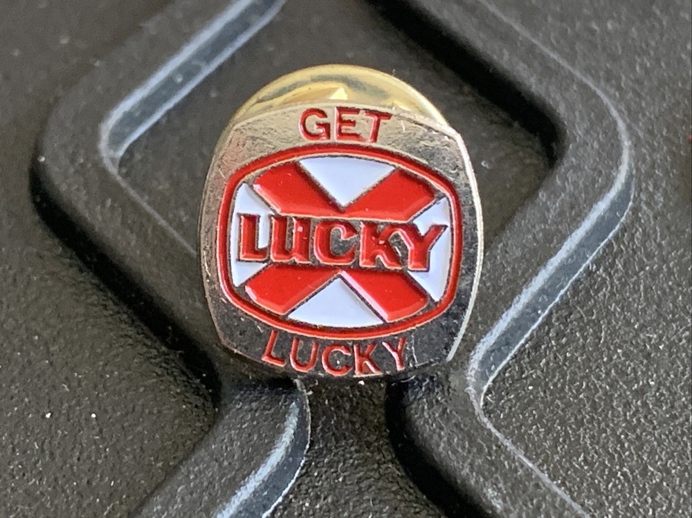 LABATT BEER GET LUCKY VINTAGE PIN BUTTON CANADA BREWERY.5”