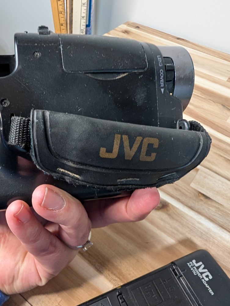 JVC GR-AX920 Compact VHS-C Camcorder with AC Power Adapter Remote Guide