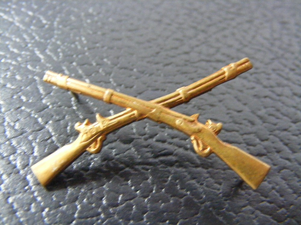 WW2 infantry officers collar pin     h