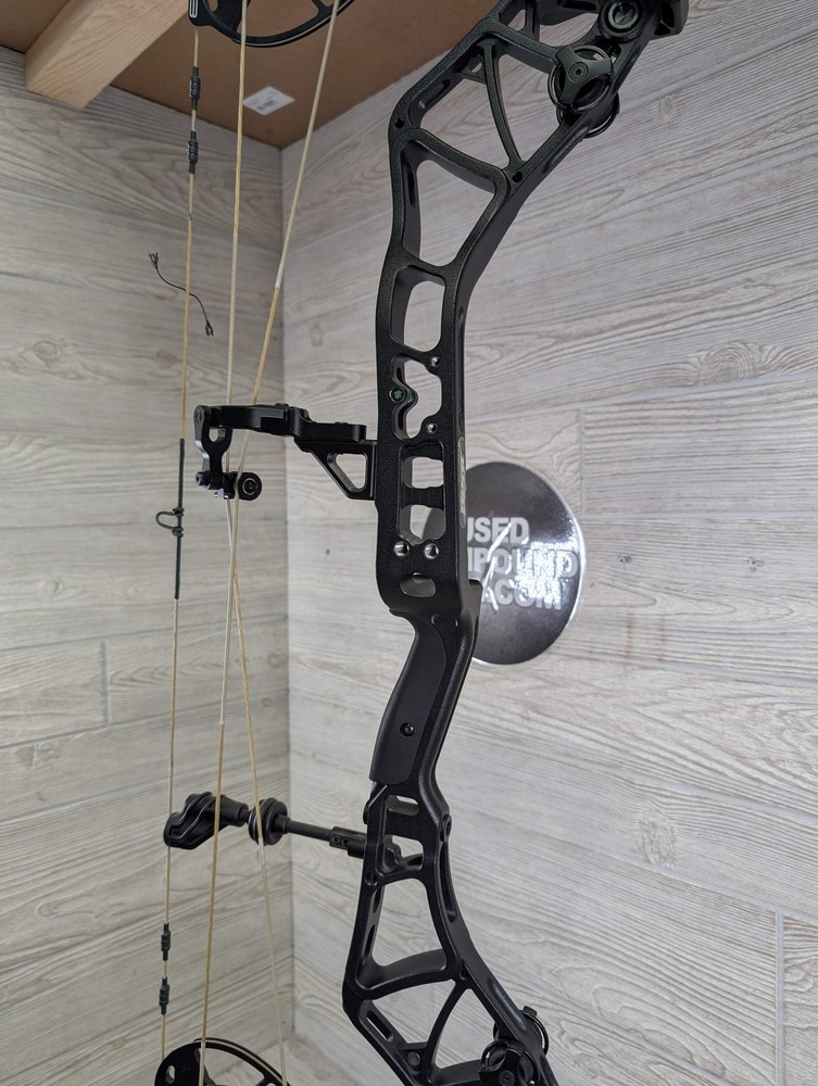 Bear Execute 30 RH 70lb Black Riser/Throwback Limbs Bow
