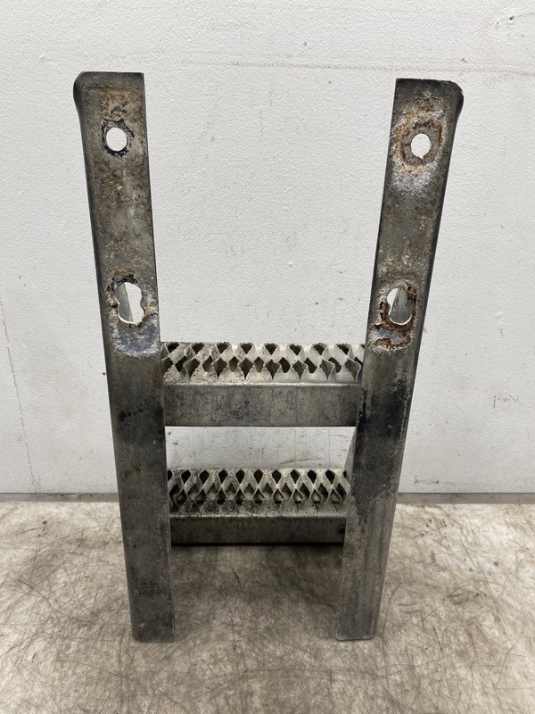 2004 Freightliner Columbia Frame Step (722-10305)