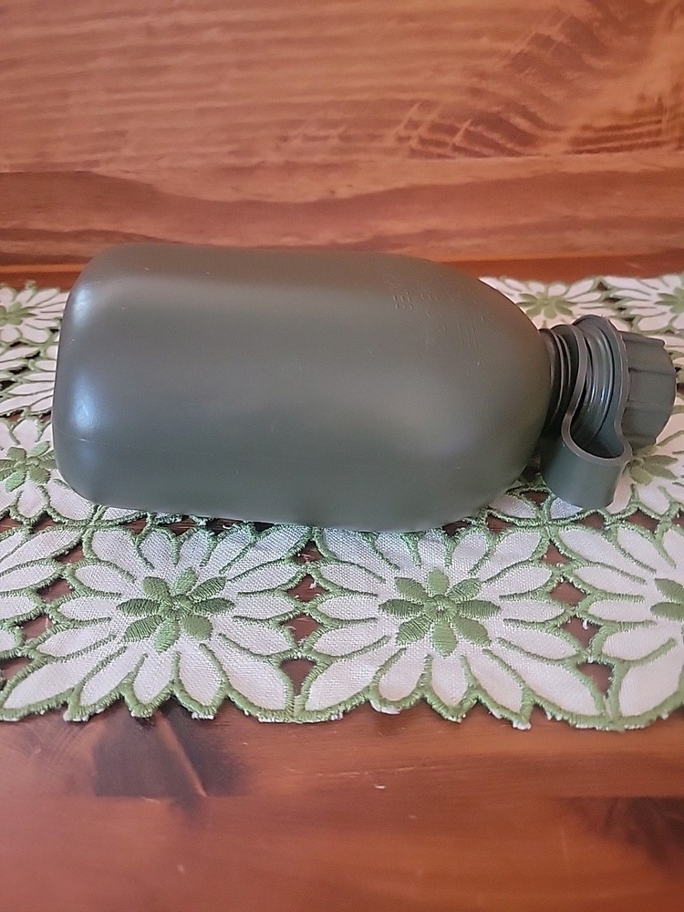 US MILITARY 1 QUART GREEN PLASTIC CANTEEN